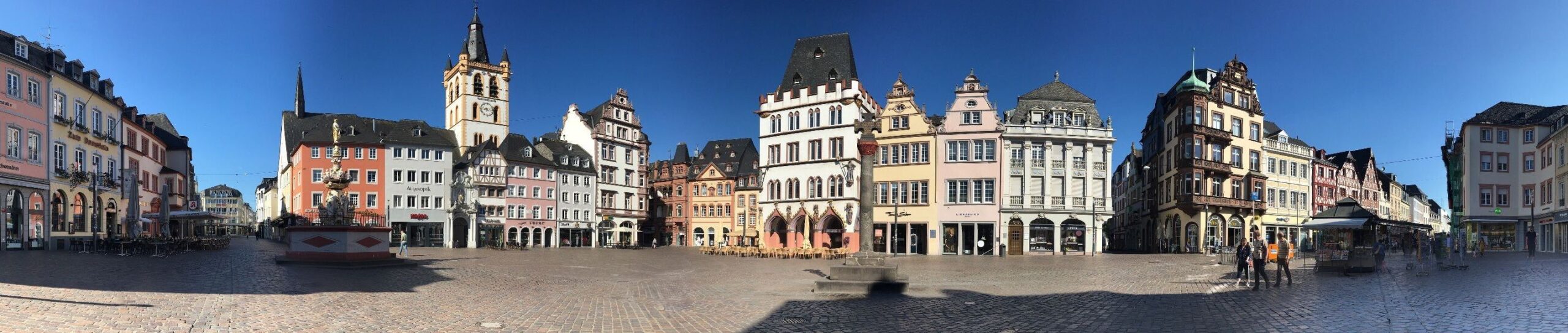 Das Titelbild auf der Homepage des Seniorenbeirates Post/Telekom Trier-Mosel Hier ein Panoramablick über den Trierer Hauptmarkt am frühen Morgen.